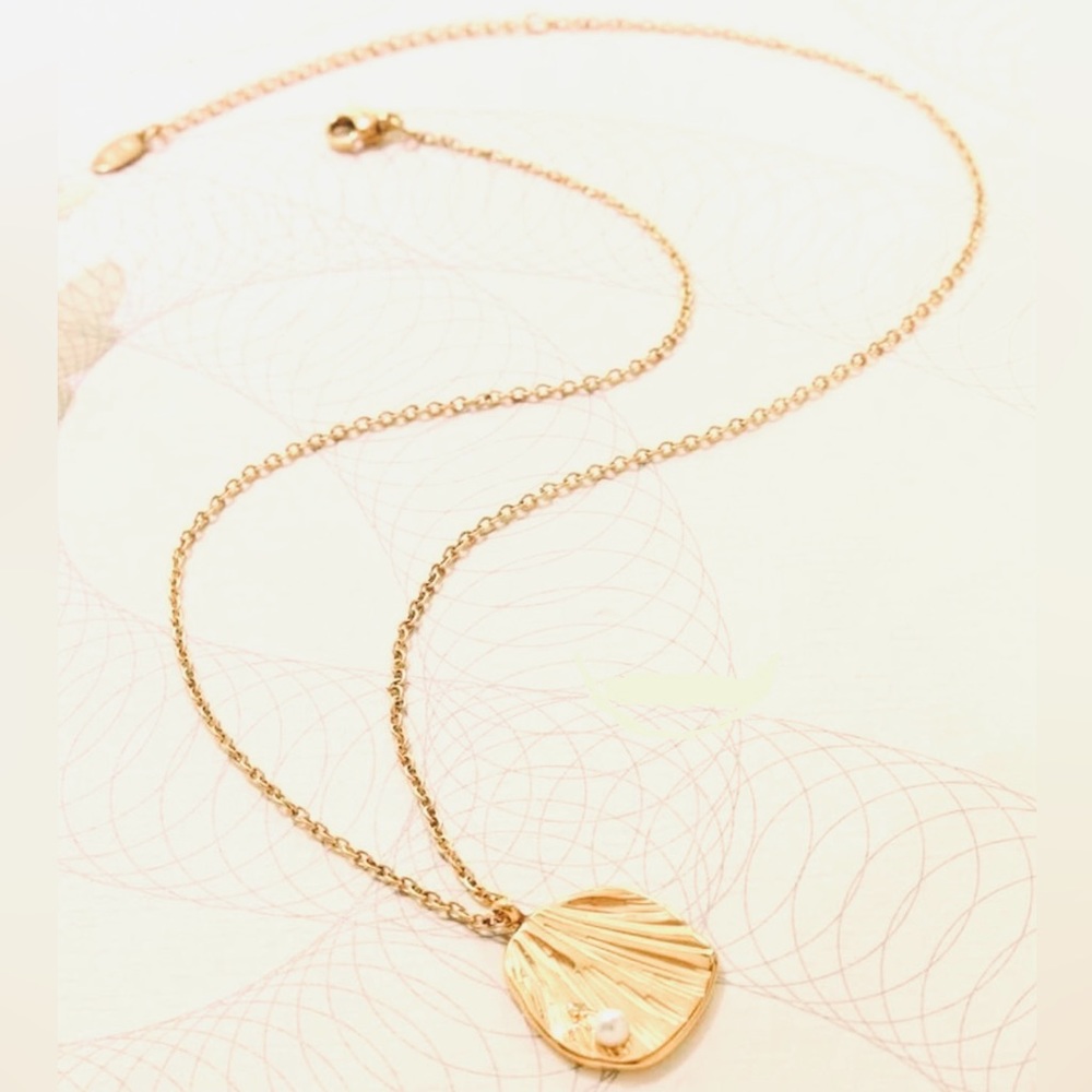 Lion’s Paw Scallop Shell Striated Rippled Cradle Nestle Pearl Nacre 18K Necklace - Picture 7 of 11
